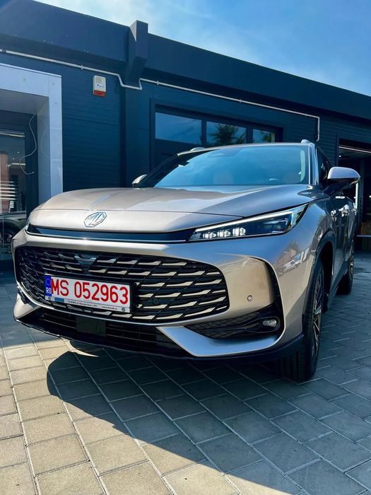 MG HS Modelul MG HS hybrid, disponibil in mai multe variante de vopsea .