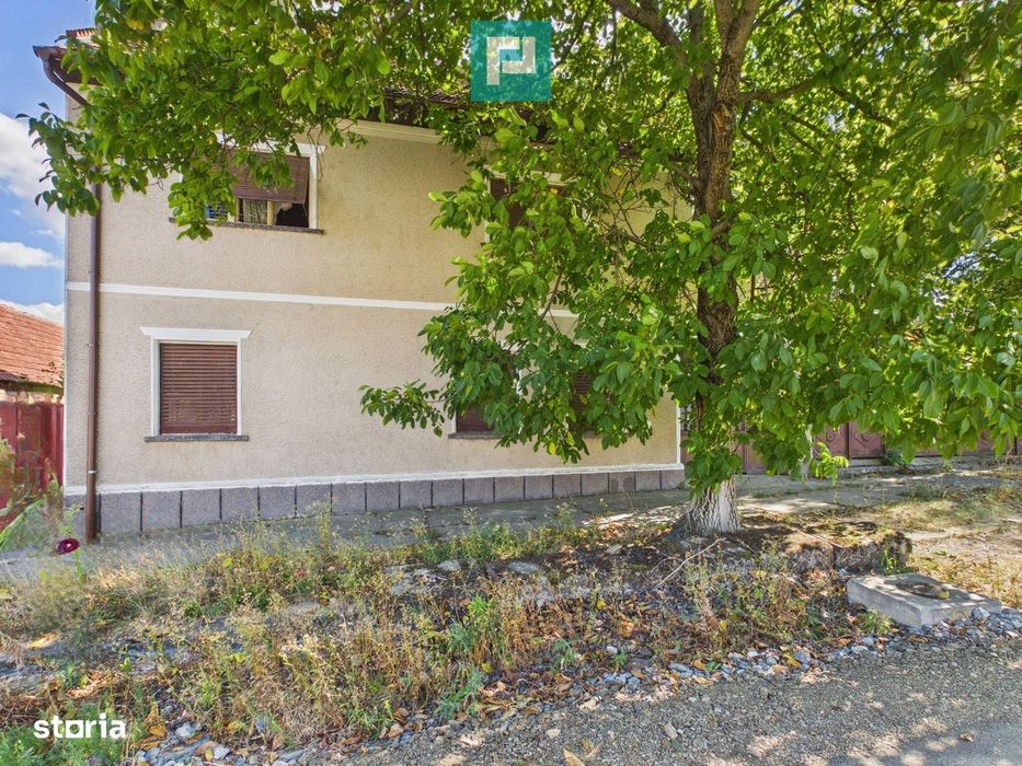 Casă cu etaj, în localitatea Buteni, Arad