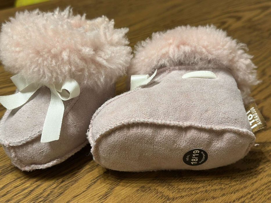 Розови бебешки буйки от агнешка кожа