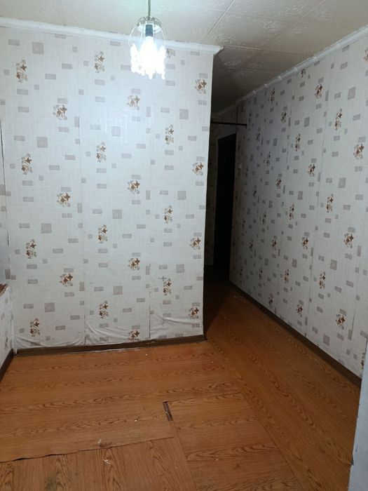 Navoiy sh. Shodlik ko'chadan 2 xona 3 xona qilingan kvartira sotiladi.