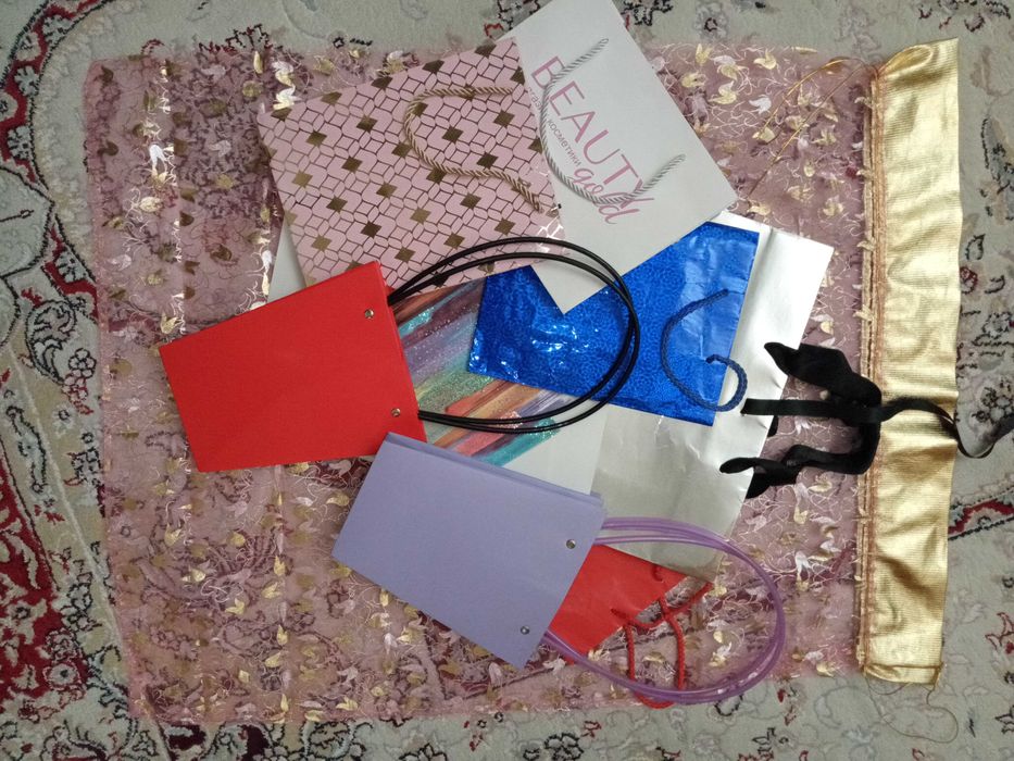 пакеты и мешок подарочные.