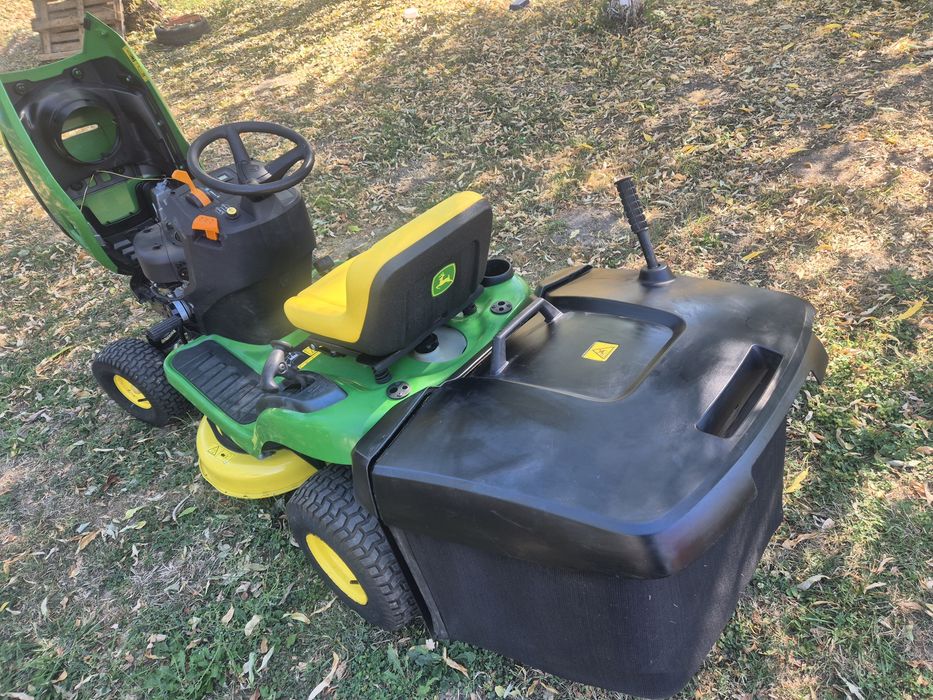 John Deere X117R 2022 Tractoras de tuns iarba