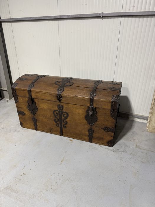 Lada de zestre baroc, din lemn masiv, cu elemente din fier