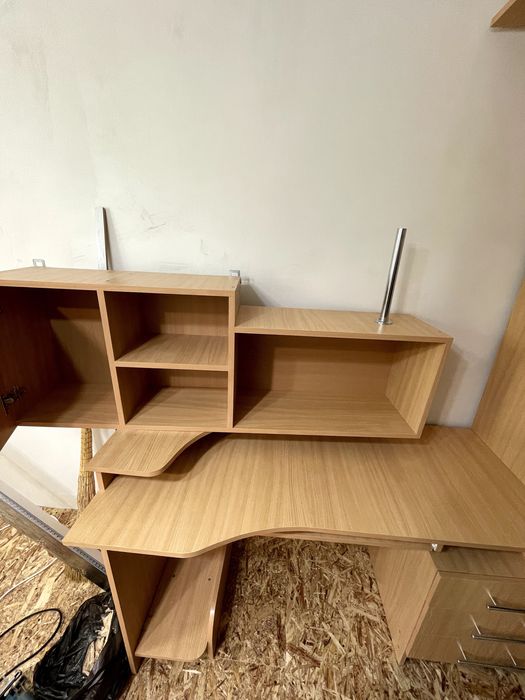 Компьютерный стол-шкаф. Мебель подойдет для организации пространства.