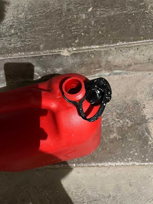 Vand canistra de benzina