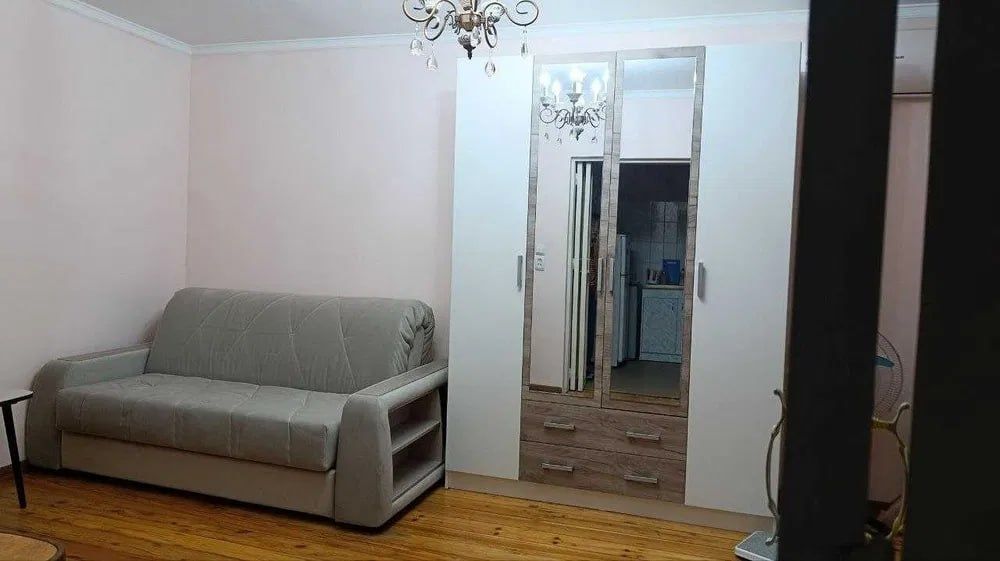 Максим Горький.Метро Буюк Ипак Йули. Буз базар Продам 1 комнатную квар