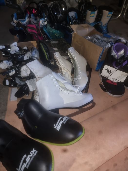 Vând stoc de echipamente penru ski și snowboard