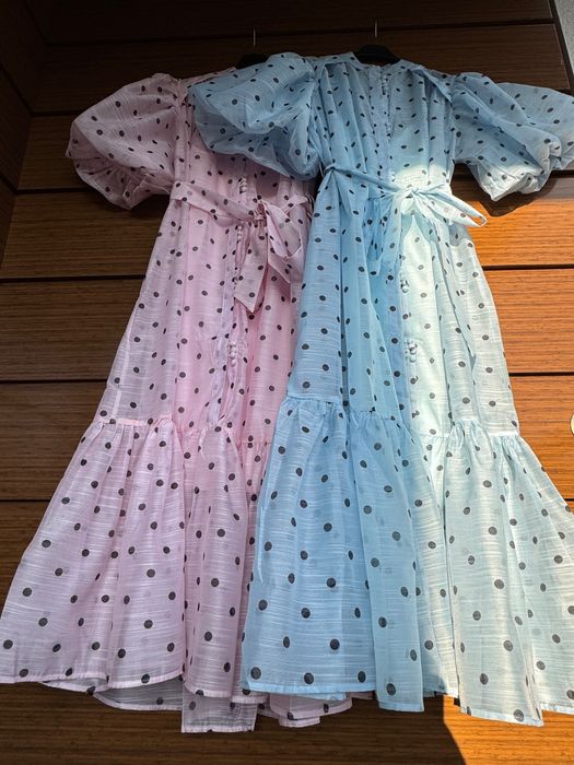 Уникални рокли на точки с буфан ръкав