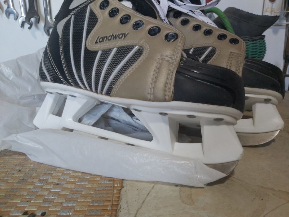 Срочно продам обувь,коньки