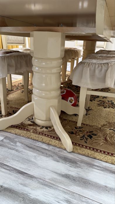 Продаем стол обеденный