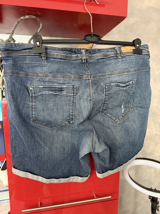 Vand blugi scurti  30 lei