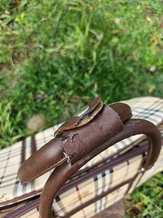 Burberry голяма чанта на колеленца с издърпваща дръжка