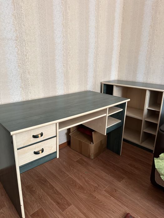 Письменный стол, шкаф для книг, тумба