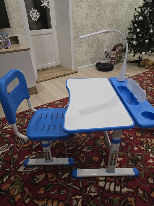 Продам растущую парту и стул.
