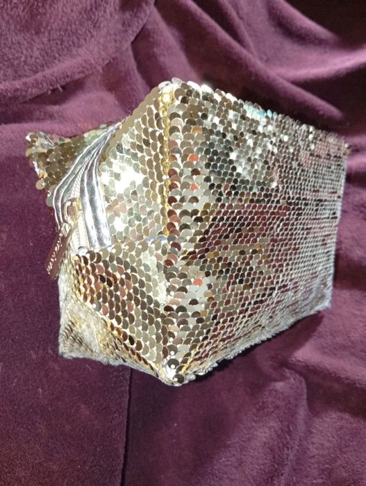 Косметичка с паетками под золото.