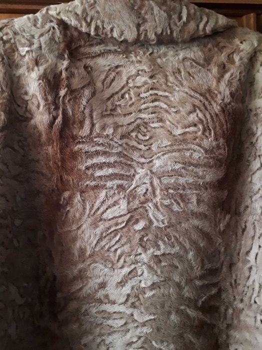 Vand 2 haine de blană naturală bej si negru  cu unele  uzuri la maneci