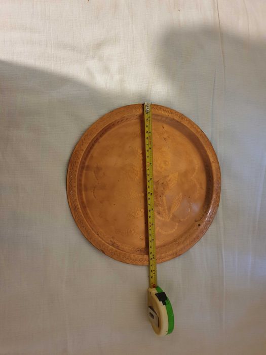 Поднос от кована мед . Диаметър 27 сантиметра.