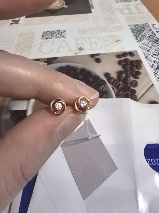 Продам золотые серьги
