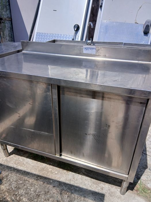 Vând mese de inox