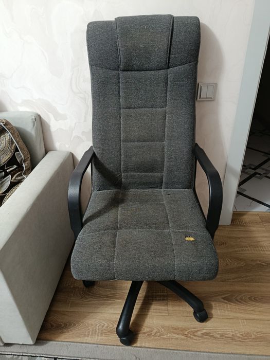Продаю кресло офисное.