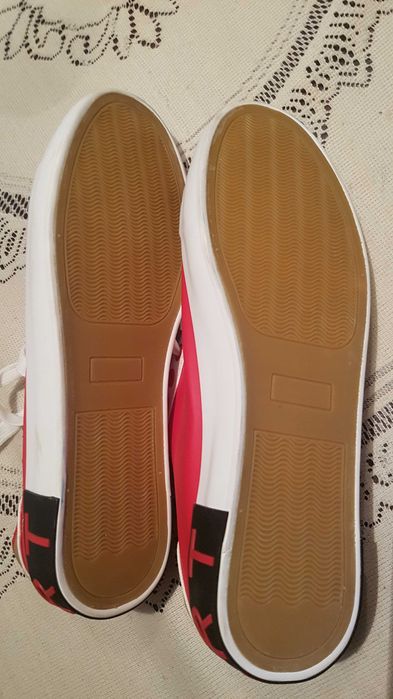 Чисто нови червени маратонки / Сникърси - 39 номер