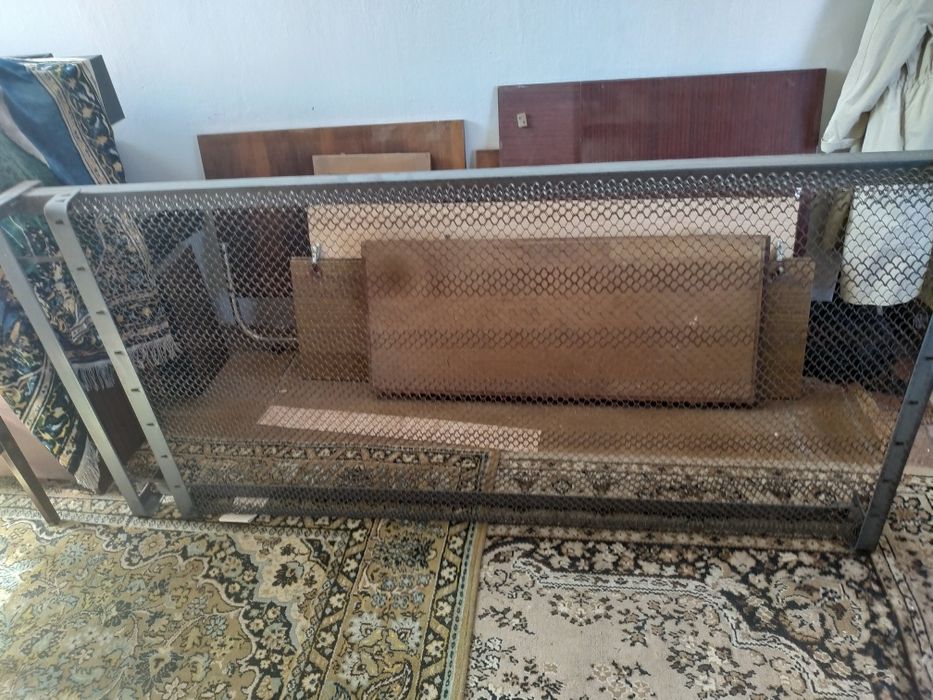 Продаю кровать с панцирной сеткой