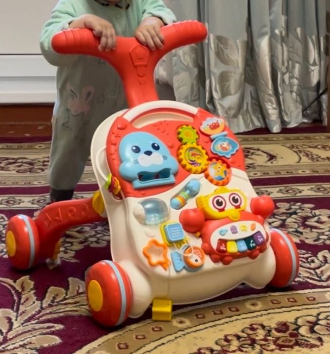 Детская коляска и ходунок