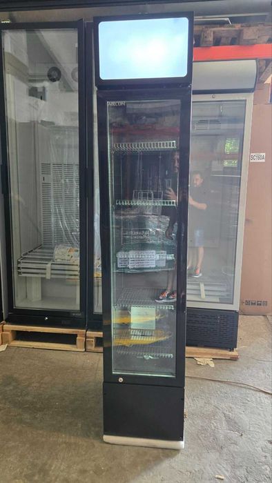 Вертикална Хладилна витрина за безалкохолни   "Slim"