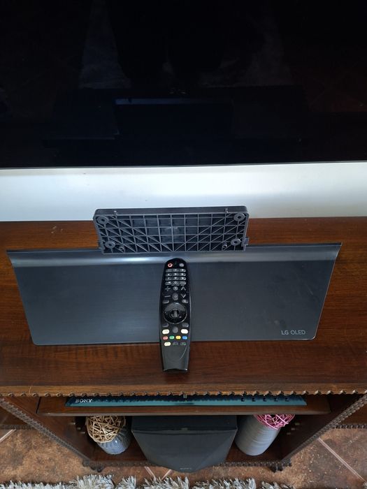 Tv Lg Oled seria Bx diagonala 164 cm, il detin de aproximativ 4 ani merge impecabil fara retentie  de imagine si  nici cel mai mic semn de Burn In .