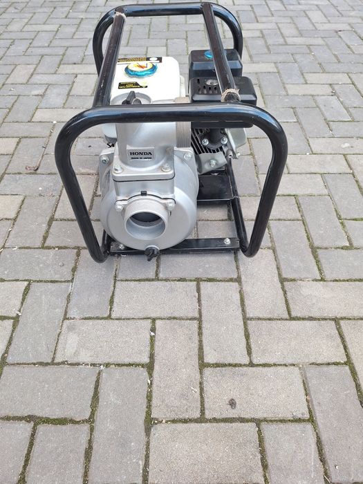 Vând pompă apă pe benzină honda