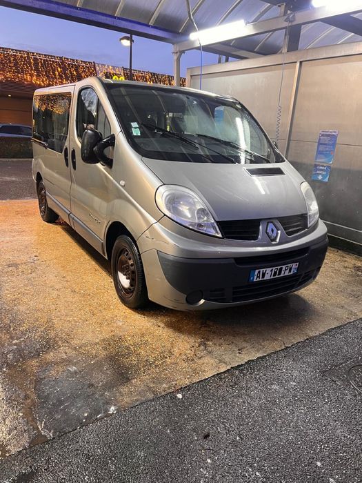 De închiriat Renault Trafic 8+1 locur