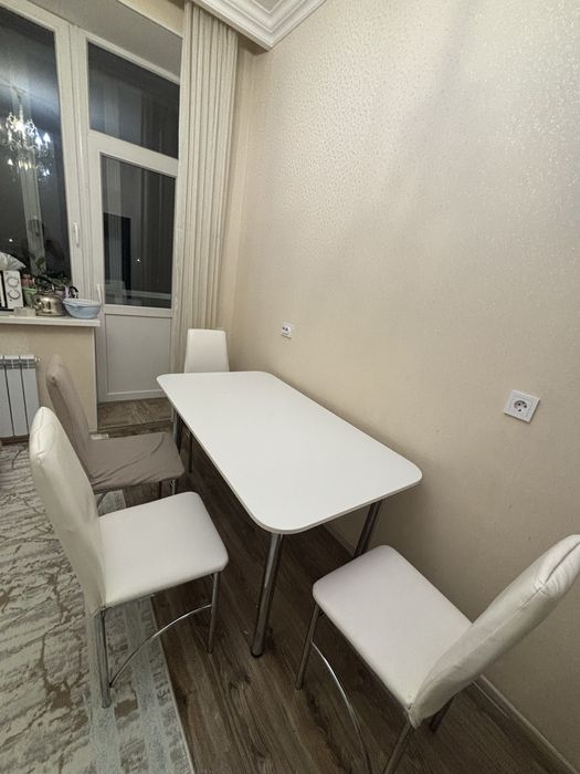 Стол со стульями