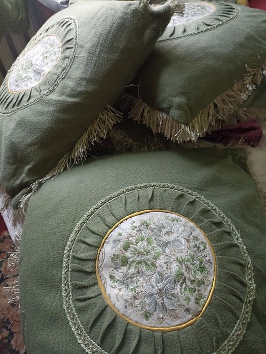 Подушки ёстикла 4 та среднего размера