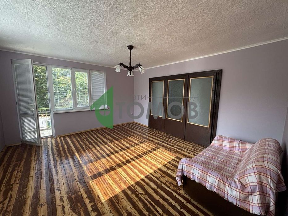 Двуетажна масивна къща в село Змейово