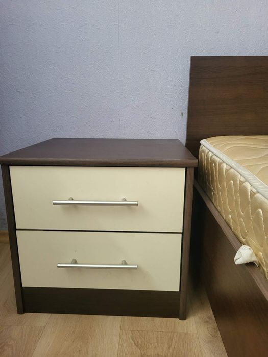 Продавам комплект спалня с матрак – отлично състояние!