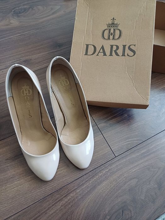 Лачени обувки в телесен цвят