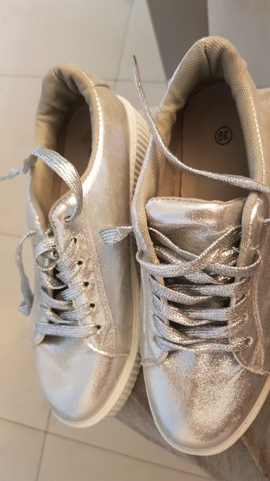 Sneakers stralucitori noi