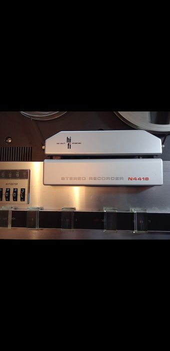 Magnetofon Philips N4418 stereo cu amplificare și difuzoare.