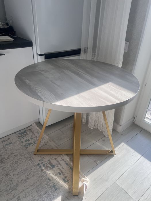 Продаётся новый обеденный стол срочно торг имеется