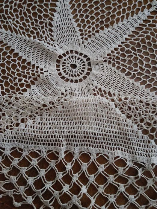 Ръчно плетени покривка за маса и комплект карета