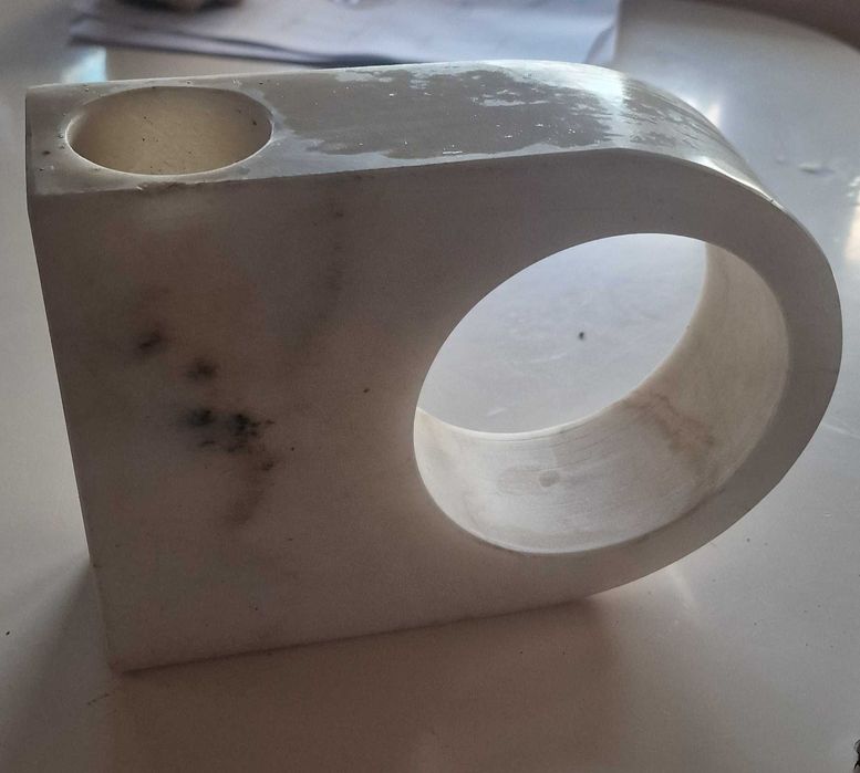 Мраморни масивни вази