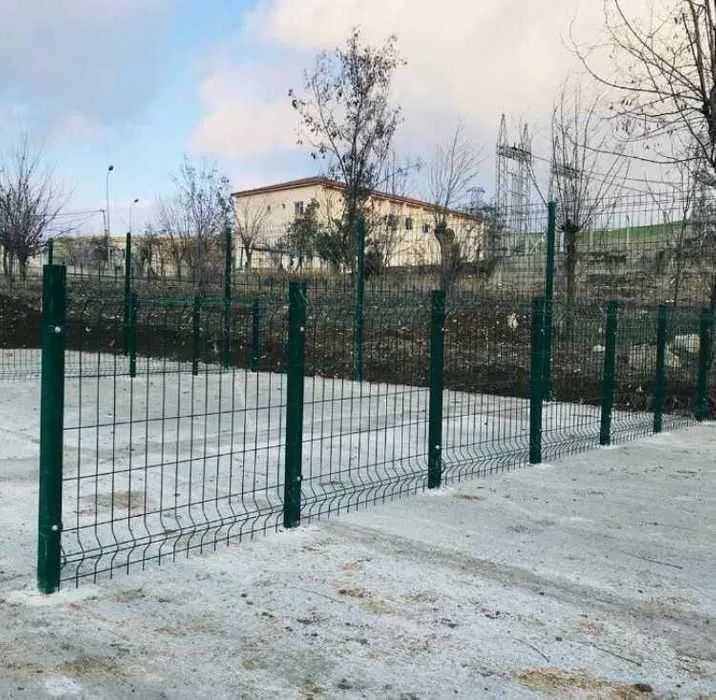 Ограда. Метални оградни пана и колове. Мрежа с декорация. Портали.