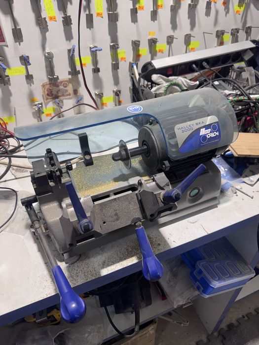 ПРОДАВА СЕ Напълно Оборудван Ключарски Бизнес - Готов за Работа!