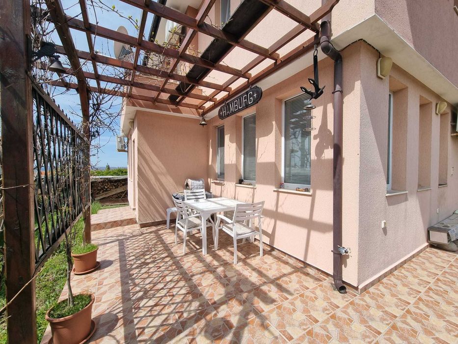 Прекрасна двуетажна къща в с. Кошарица, обл. Бургас