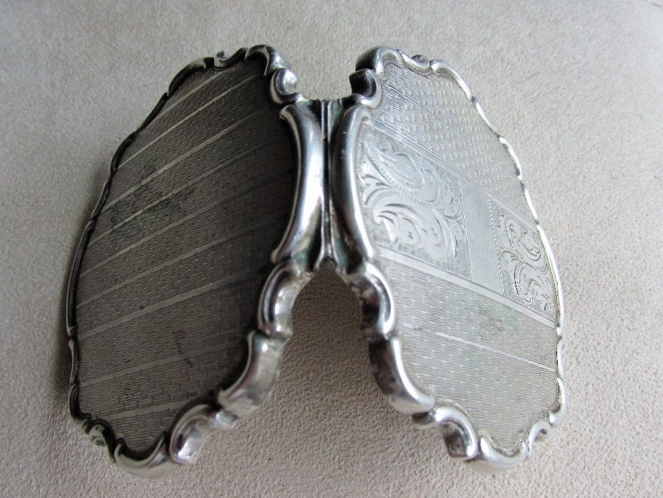 Стара сребърна,гравирана пудриера