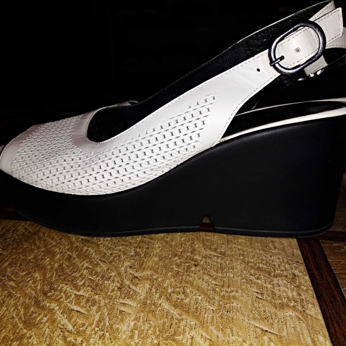 продам босоножки белые