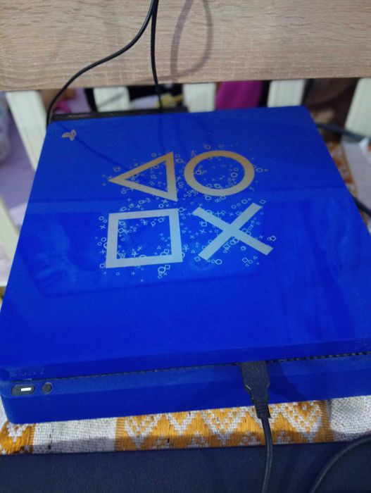 Лимитирана серия PlayStation 4 Slim + 2 оригинални сини джойстика + 8 ТОП игри