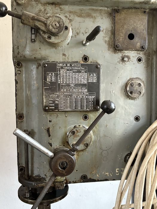 Masina gaurit coloana