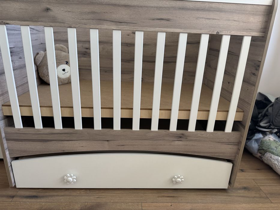 Дървена кошара с люлеещ механизъм и чекмедже