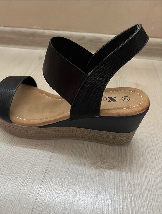 Обувки/сандали.